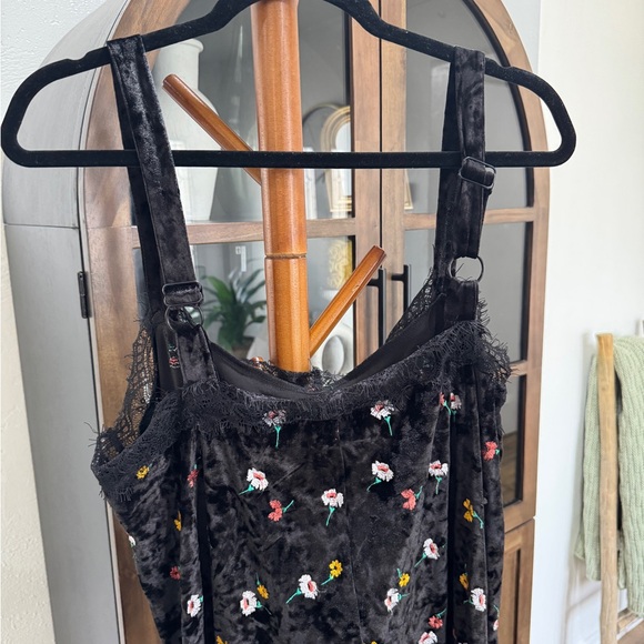 NWOT ASOS DESIGN Curve embroidered velvet midi slip dress with lace trim - Picture 6 of 8